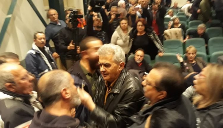 Φωνές και σπρωξίματα στην εκδήλωση