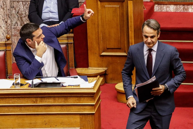 Ο πρωθυπουργός κάνει νόημα, μετά την ομιλία του κ. Μητσοτάκη
