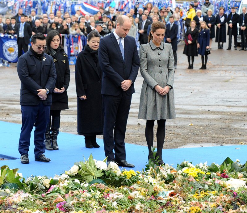 Φόρο τιμής σε όσους σκοτώθηκαν από την πτώση του ελικοπτέρου που μετέφερε τον πρόεδρο της ποδοσφαιρικής ομάδας του Λέτσεστερ απέδωσαν οι Γουίλιαμ και Κέιτ