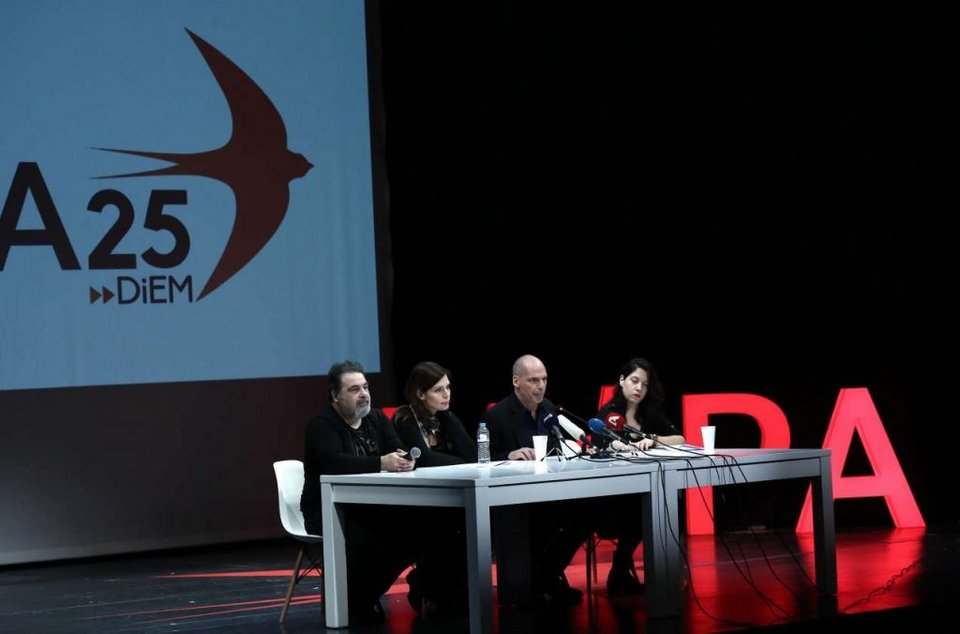 Το επιτελείο Βαρουφάκη: Αριστερά ο Σπύρος Δερβενιώτης, εκπρόσωπος Τύπου του ΜέΡΑ 25