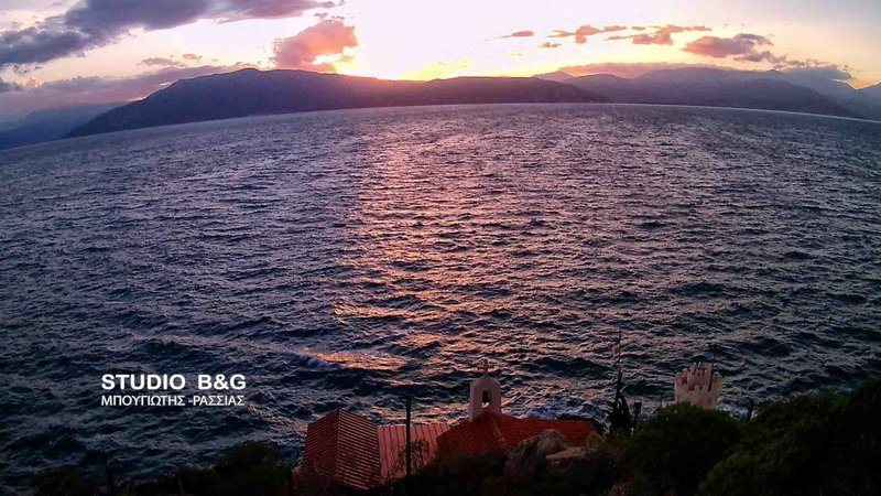 Υπέροχη θέα από τα βράχια προς τη θάλασσα