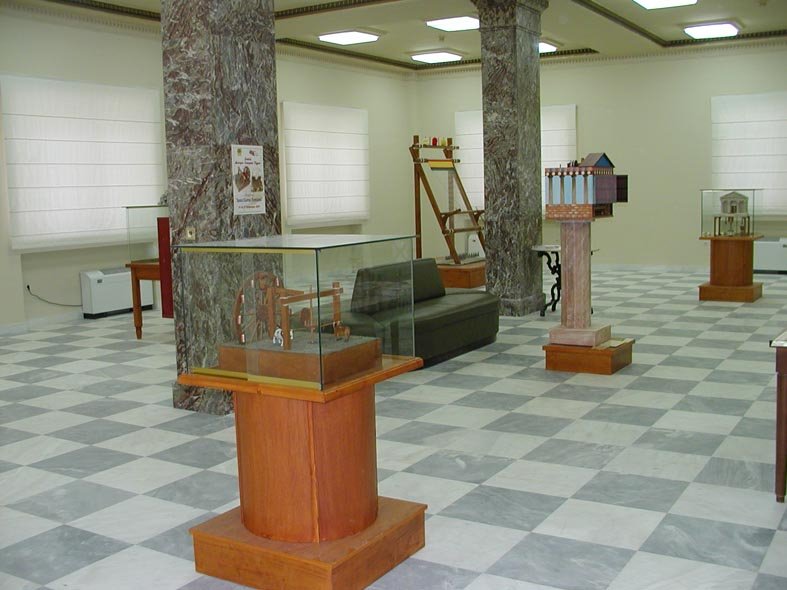Με περισσότερα από 150 λειτουργικά διαδραστικά ομοιώματα και ανακατασκευές εφευρέσεων των αρχαίων Ελλήνων, ταξινομημένα σε 24 θεματικές ενότητες, παιδιά και ενήλικες έρχονται σε επαφή με τα θαυμαστά δημιουργήματα που κληροδότησε η αρχαιοελληνική τεχνολογία στην ανθρωπότητα