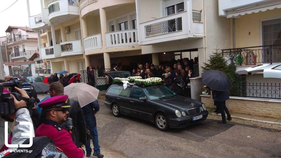 Σπαραγμός στο τελευταίο αντίο στην 21χρονη φοιτήτρια -Οργή για τη δολοφονία | iefimerida.gr 2