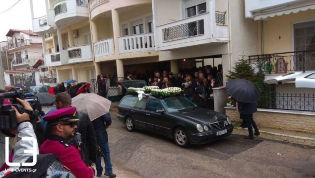 «Ελένη, γύρνα πίσω»: Ο σπαραγμός της μάνας στην κηδεία της φοιτήτριας και ο συγκινητικός επικήδειος [εικόνες] | iefimerida.gr 2