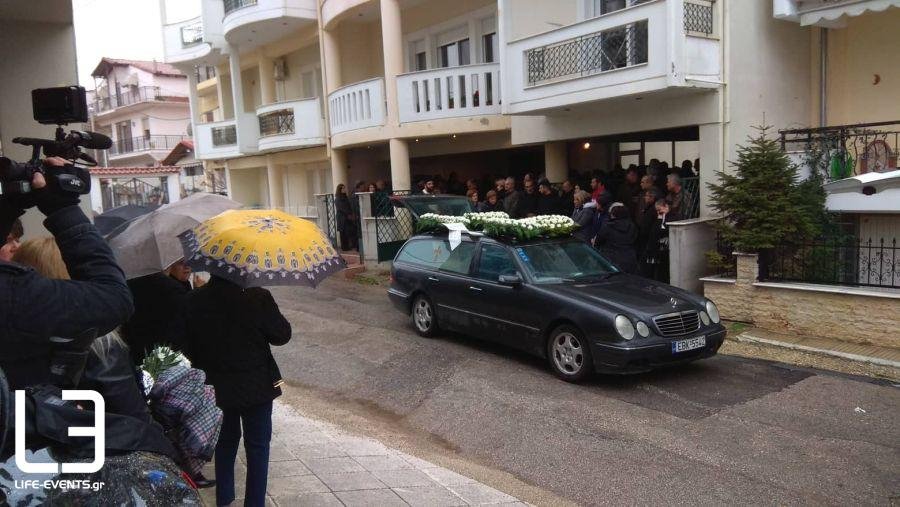 Σπαραγμός στο τελευταίο αντίο στην 21χρονη φοιτήτρια -Οργή για τη δολοφονία | iefimerida.gr 0