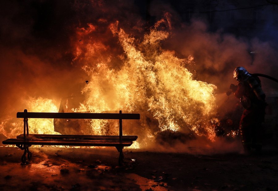 Κίτρινα γιλέκα: Πεδίο μάχης το Παρίσι -Φωτιά σε κτίριο κοντά στα Ηλύσια Πεδία, κλείνουν πολυκαταστήματα | iefimerida.gr 6