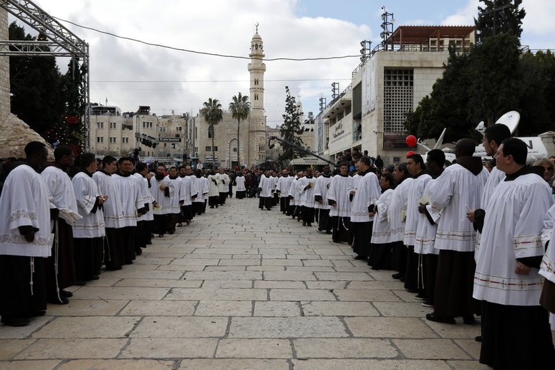 Χιλιάδες πιστοί από όλο τον κόσμο συρρέουν στη Βηθλεέμ για τα Χριστούγεννα [εικόνες] | iefimerida.gr 4
