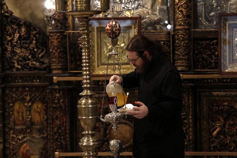 Χιλιάδες πιστοί από όλο τον κόσμο συρρέουν στη Βηθλεέμ για τα Χριστούγεννα [εικόνες] | iefimerida.gr 3