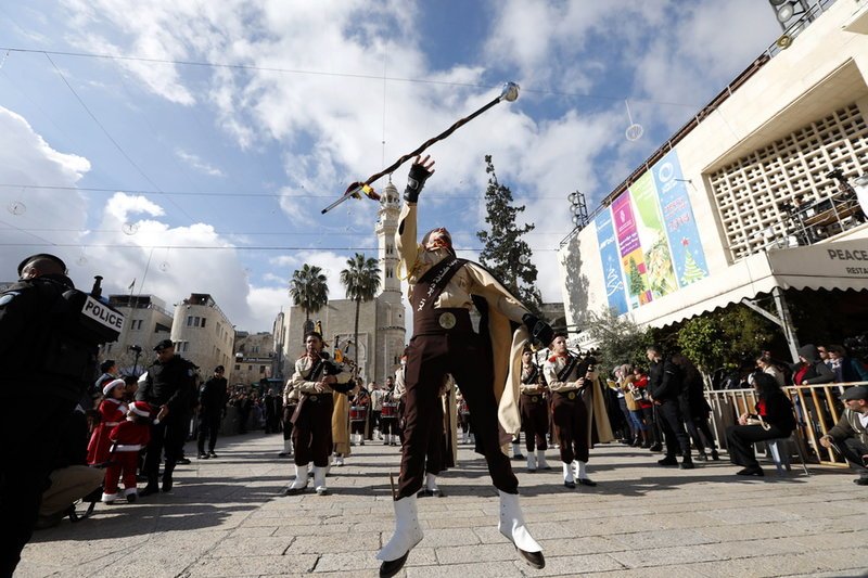 Χιλιάδες πιστοί από όλο τον κόσμο συρρέουν στη Βηθλεέμ για τα Χριστούγεννα [εικόνες] | iefimerida.gr 1
