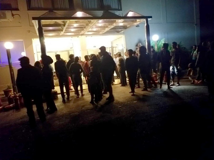 Πρόσφυγες έξω από το ξενοδοχείο πΦωτογραφία: ΑΠΕ-ΜΠΕ/ ΜΠΟΥΓΙΩΤΗΣ ΕΥΑΓΓΕΛΟΣ