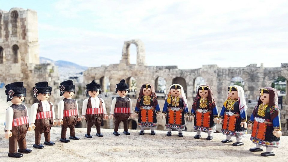Με χρωματιστά χαρτιά, κόλλες, χρώματα και χριστουγεννιάτικη διάθεση, τα παιδια θα διακοσμήσουν τις δικές τους φιγούρες