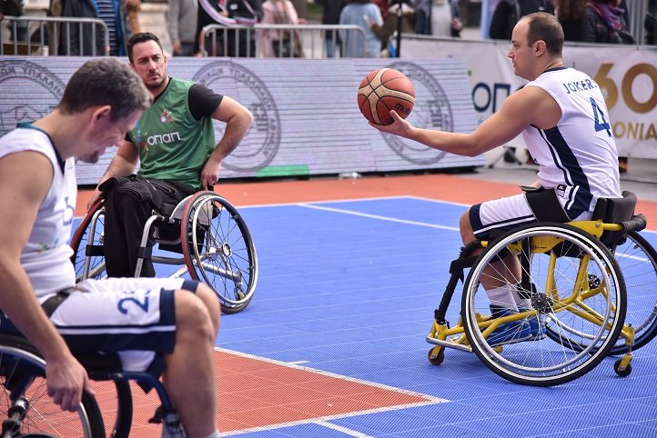 Η πλατεία Συντάγματος μεταμορφώθηκε σε γήπεδο μπάσκετ από τον ΟΠΑΠ για το «2ο Ηοpe Streetball» της ΟΣΕΚΑ [εικόνες & βίντεο] | iefimerida.gr 0