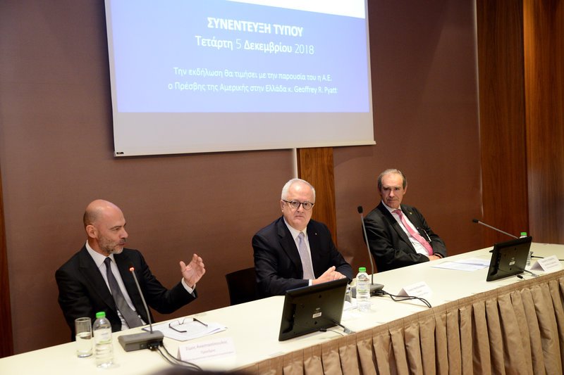 Από αριστερά: Σίμος Αναστασόπουλος, Πρόεδρος του Ελληνο-Αμερικανικού Εμπορικού Επιμελητηρίου Γιώργος Χαντζηνικολάου, Πρόεδρος του Ομίλου Χρηματιστηρίου Αθηνών Σωκράτης Λαζαρίδης, Διευθύνων Σύμβουλος του Ομίλου Χρηματιστηρίου Αθηνών