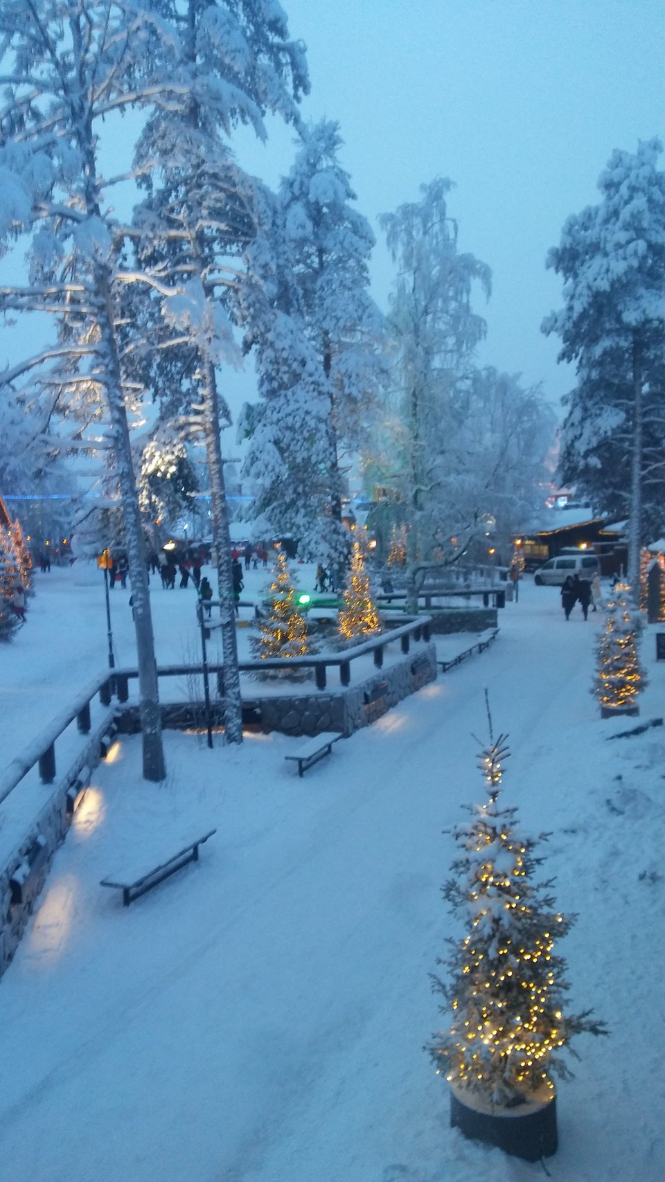 Βόλτα στο χωριό του Αϊ-Βασίλη, το θεματικό πάρκο του Ροβανιέμι [εικόνες & βίντεο] | iefimerida.gr 2