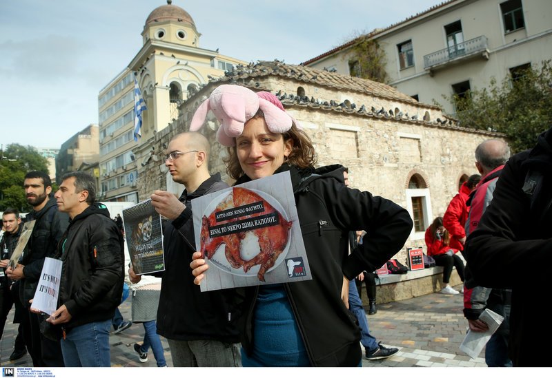 «Εφοδος» των Vegan στη Βαρβάκειο- Mε μάσκες γουρουνιών και μαύρα ρούχα [εικόνες]  | iefimerida.gr 10