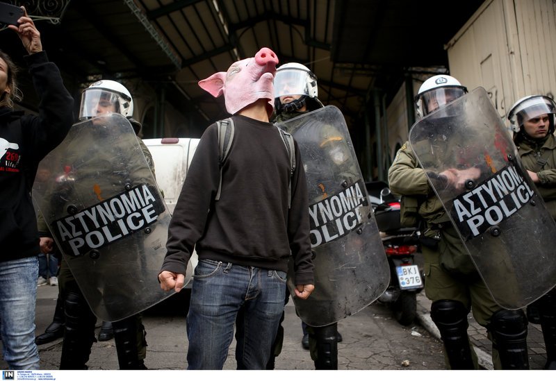 «Εφοδος» των Vegan στη Βαρβάκειο- Mε μάσκες γουρουνιών και μαύρα ρούχα [εικόνες]  | iefimerida.gr 5