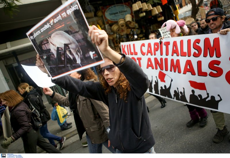 «Εφοδος» των Vegan στη Βαρβάκειο- Mε μάσκες γουρουνιών και μαύρα ρούχα [εικόνες]  | iefimerida.gr 4