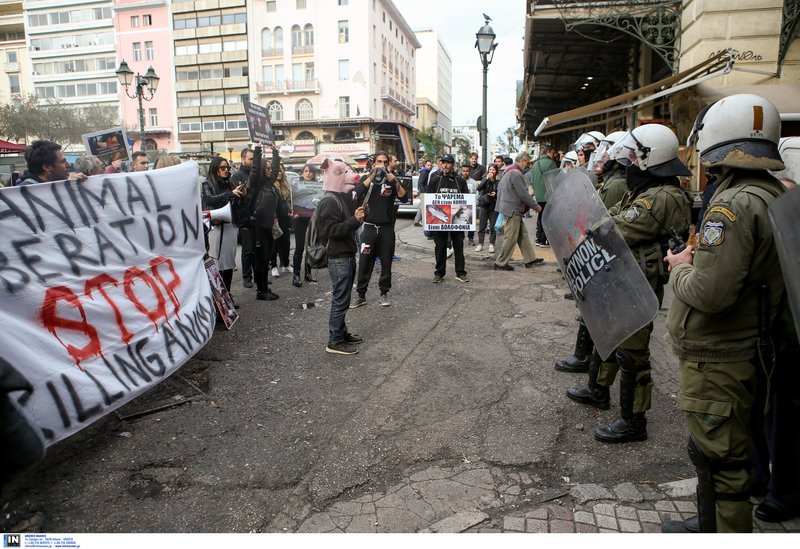 «Εφοδος» των Vegan στη Βαρβάκειο- Mε μάσκες γουρουνιών και μαύρα ρούχα [εικόνες]  | iefimerida.gr 2