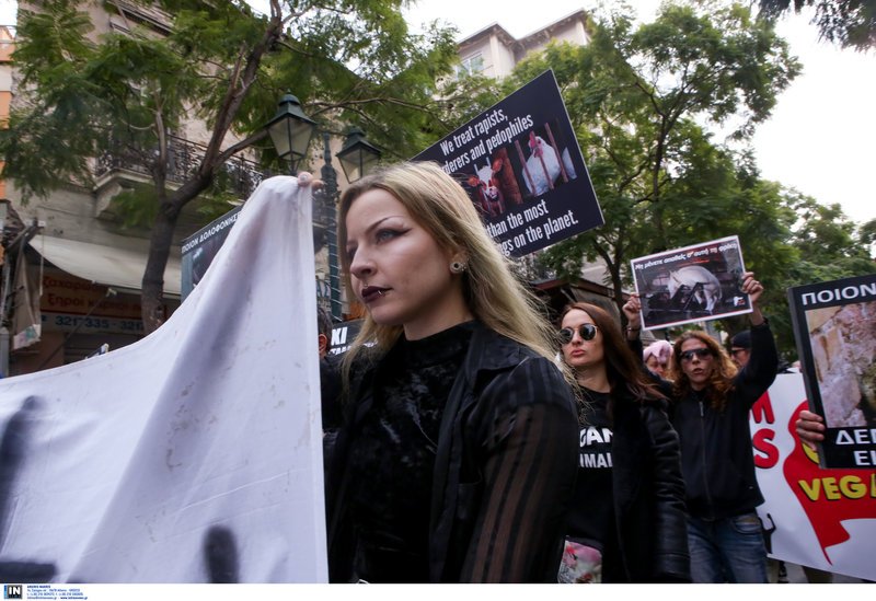 «Εφοδος» των Vegan στη Βαρβάκειο- Mε μάσκες γουρουνιών και μαύρα ρούχα [εικόνες]  | iefimerida.gr 0