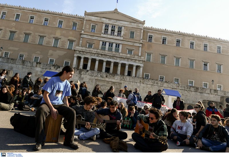 Διαμαρτυρία μαθητών Μουσικών Σχολείων στο Σύνταγμα -Με κιθάρες [εικόνες] | iefimerida.gr 3