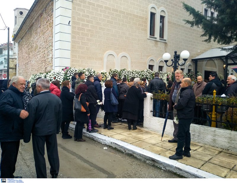 Σπαραγμός στο τελευταίο αντίο στην 21χρονη φοιτήτρια -Οργή για τη δολοφονία | iefimerida.gr 12