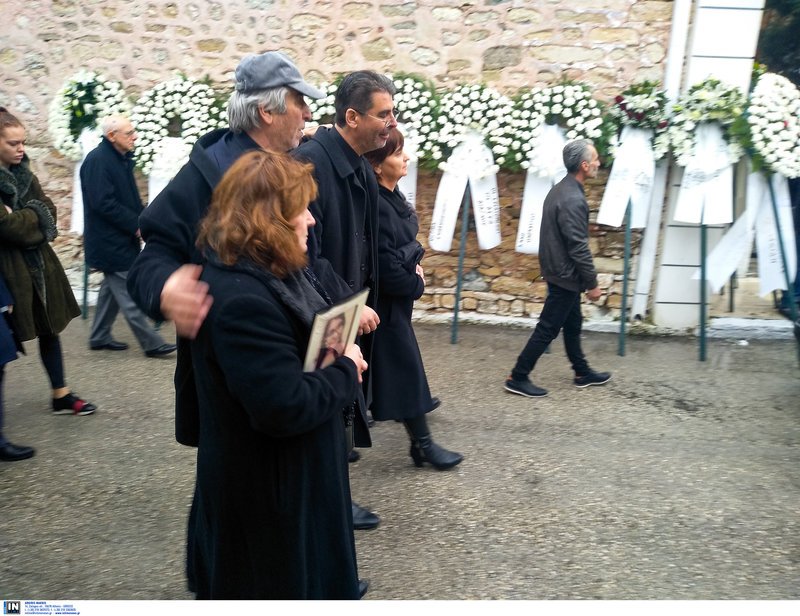 Σπαραγμός στο τελευταίο αντίο στην 21χρονη φοιτήτρια -Οργή για τη δολοφονία | iefimerida.gr 10