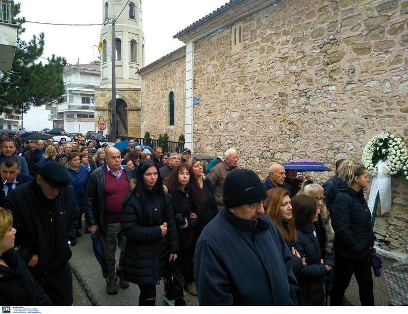 Σπαραγμός στο τελευταίο αντίο στην 21χρονη φοιτήτρια -Οργή για τη δολοφονία | iefimerida.gr 14