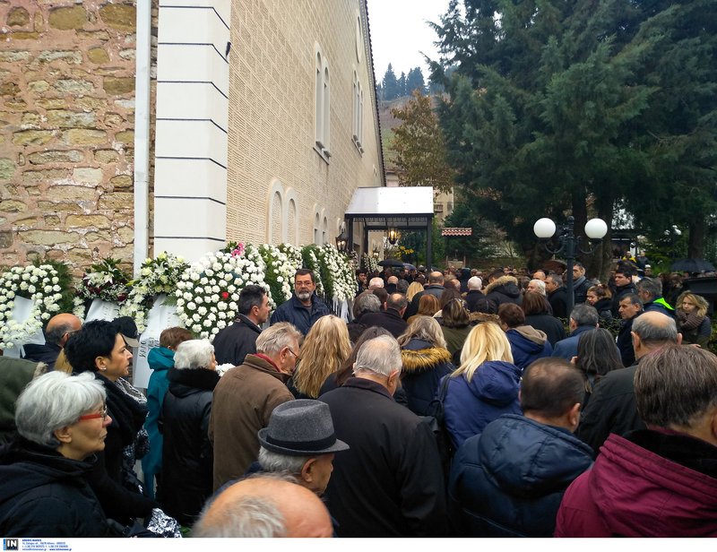Σπαραγμός στο τελευταίο αντίο στην 21χρονη φοιτήτρια -Οργή για τη δολοφονία | iefimerida.gr 13