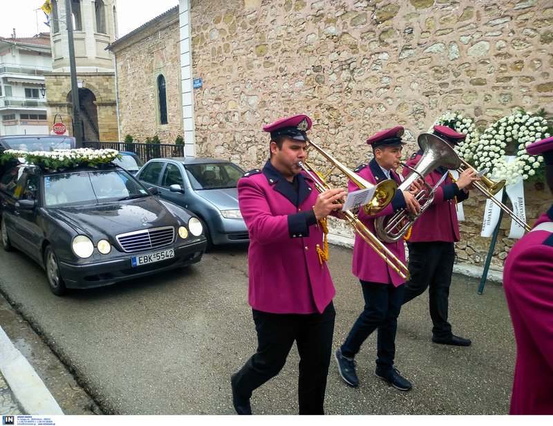 «Ελένη, γύρνα πίσω»: Ο σπαραγμός της μάνας στην κηδεία της φοιτήτριας και ο συγκινητικός επικήδειος [εικόνες] | iefimerida.gr 8
