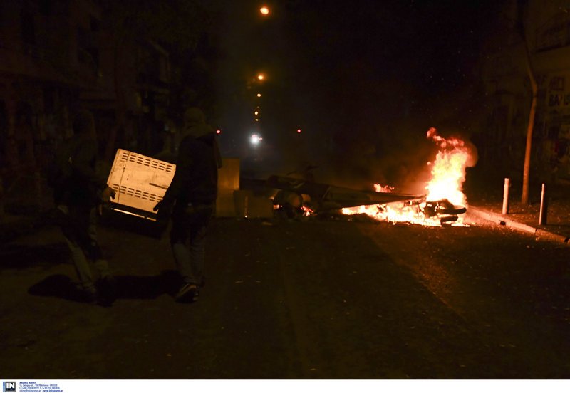 Αγριες συγκρούσεις στα Εξάρχεια -«Αίαντας» και ΜΑΤ κατά κουκουλοφόρων [εικόνες & βίντεο] | iefimerida.gr 15