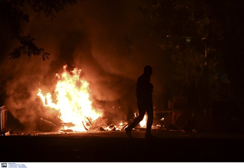 Αγριες συγκρούσεις στα Εξάρχεια -«Αίαντας» και ΜΑΤ κατά κουκουλοφόρων [εικόνες & βίντεο] | iefimerida.gr 13