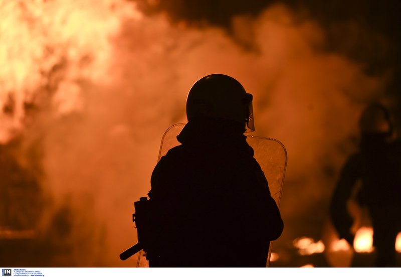 Αγριες συγκρούσεις στα Εξάρχεια -«Αίαντας» και ΜΑΤ κατά κουκουλοφόρων [εικόνες & βίντεο] | iefimerida.gr 0