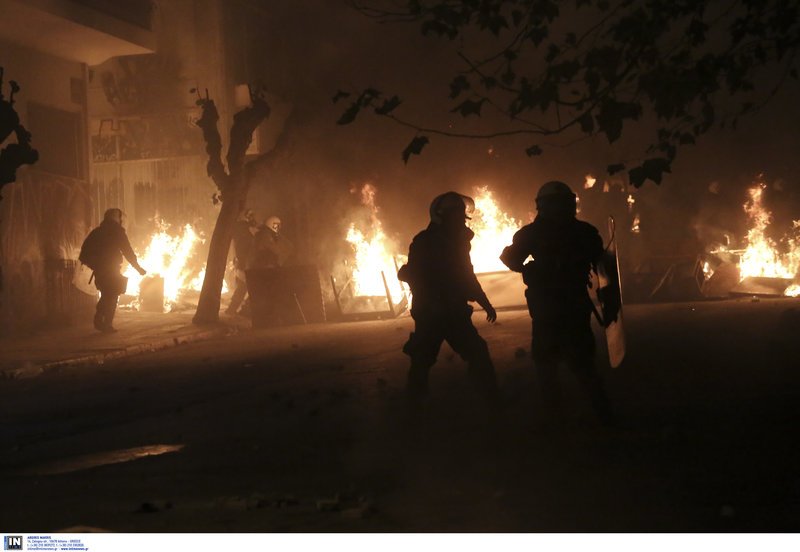 Αγριες συγκρούσεις στα Εξάρχεια -«Αίαντας» και ΜΑΤ κατά κουκουλοφόρων [εικόνες & βίντεο] | iefimerida.gr 3