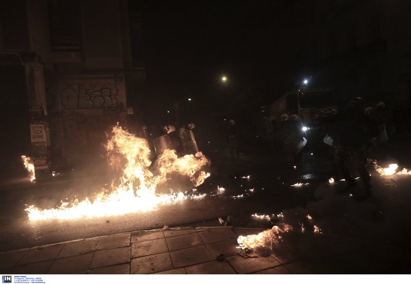 Αγριες συγκρούσεις στα Εξάρχεια -«Αίαντας» και ΜΑΤ κατά κουκουλοφόρων [εικόνες & βίντεο] | iefimerida.gr 2