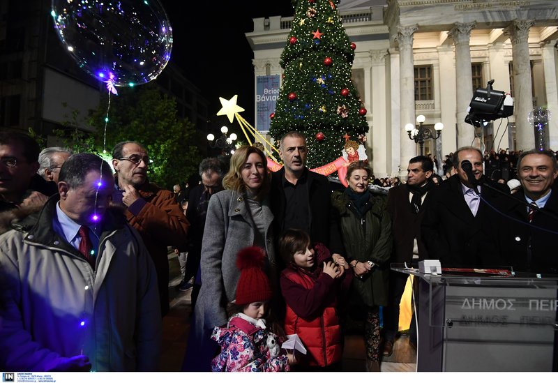 Ο Πειραιάς... φόρεσε τα καλά του -Ο Γ. Μώραλης φωταγώγησε το χριστουγεννιάτικο δέντρο [εικόνες] | iefimerida.gr 0