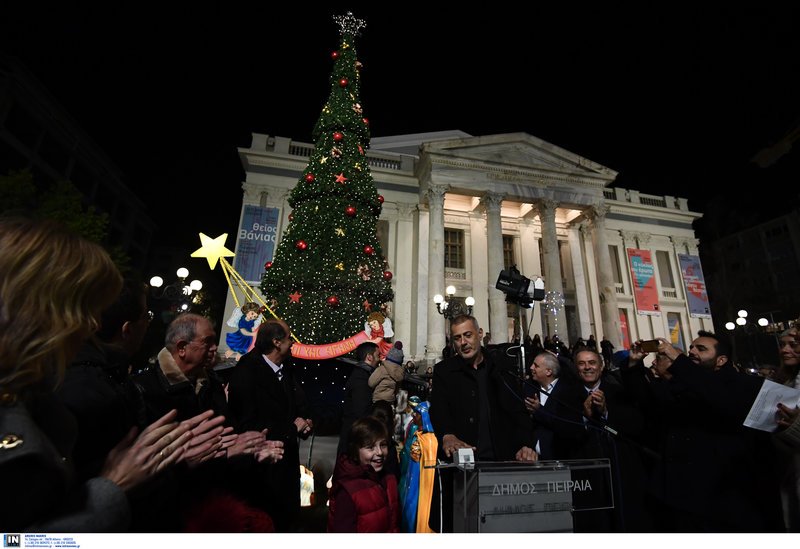 Ο Πειραιάς... φόρεσε τα καλά του -Ο Γ. Μώραλης φωταγώγησε το χριστουγεννιάτικο δέντρο [εικόνες] | iefimerida.gr 1