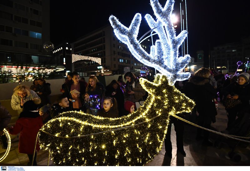 Ο Πειραιάς... φόρεσε τα καλά του -Ο Γ. Μώραλης φωταγώγησε το χριστουγεννιάτικο δέντρο [εικόνες] | iefimerida.gr 2