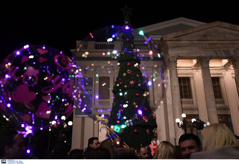 Ο Πειραιάς... φόρεσε τα καλά του -Ο Γ. Μώραλης φωταγώγησε το χριστουγεννιάτικο δέντρο [εικόνες] | iefimerida.gr 3
