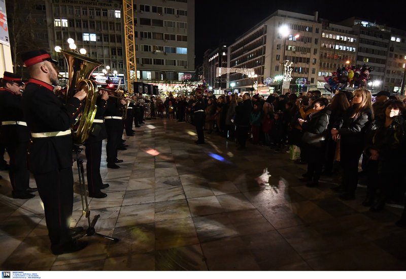 Ο Πειραιάς... φόρεσε τα καλά του -Ο Γ. Μώραλης φωταγώγησε το χριστουγεννιάτικο δέντρο [εικόνες] | iefimerida.gr 4