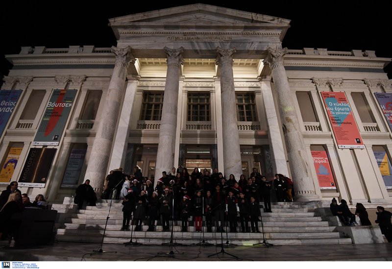 Ο Πειραιάς... φόρεσε τα καλά του -Ο Γ. Μώραλης φωταγώγησε το χριστουγεννιάτικο δέντρο [εικόνες] | iefimerida.gr 5
