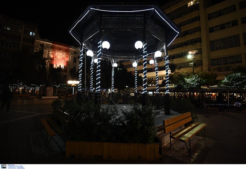 Ο Πειραιάς... φόρεσε τα καλά του -Ο Γ. Μώραλης φωταγώγησε το χριστουγεννιάτικο δέντρο [εικόνες] | iefimerida.gr 6