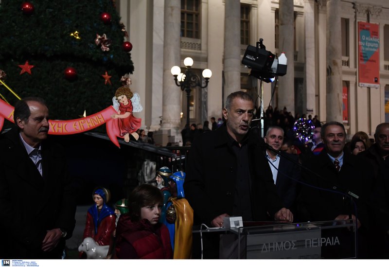 Ο Πειραιάς... φόρεσε τα καλά του -Ο Γ. Μώραλης φωταγώγησε το χριστουγεννιάτικο δέντρο [εικόνες] | iefimerida.gr 7