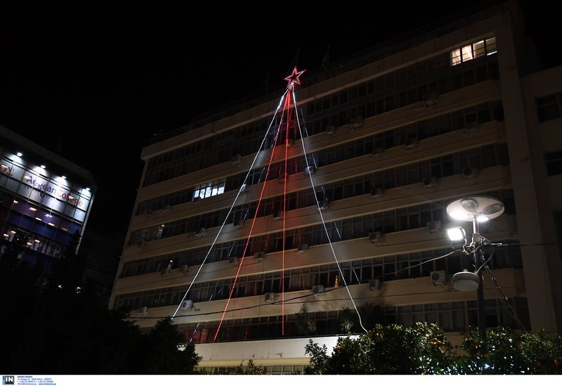 Ο Πειραιάς... φόρεσε τα καλά του -Ο Γ. Μώραλης φωταγώγησε το χριστουγεννιάτικο δέντρο [εικόνες] | iefimerida.gr 9