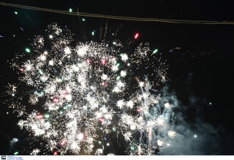 Ο Πειραιάς... φόρεσε τα καλά του -Ο Γ. Μώραλης φωταγώγησε το χριστουγεννιάτικο δέντρο [εικόνες] | iefimerida.gr 8