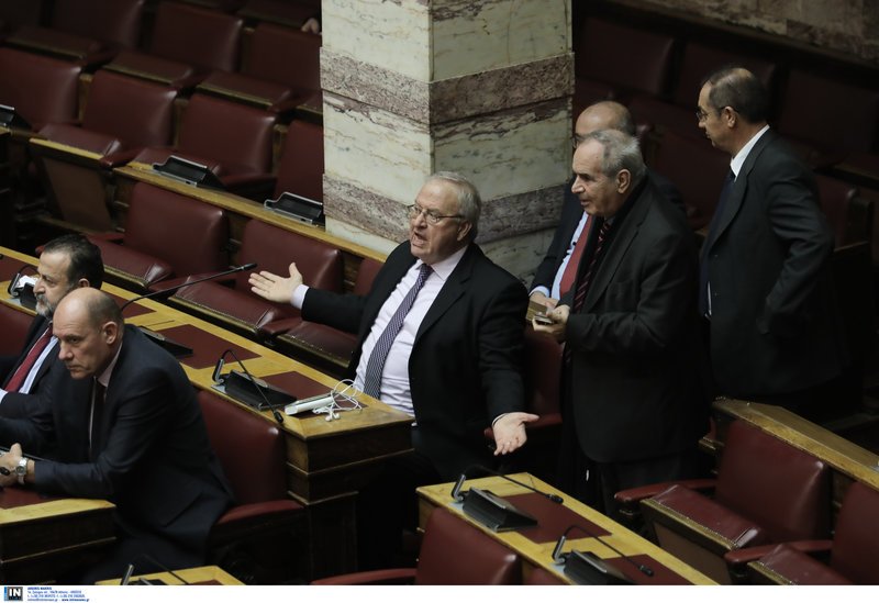 Μαλλιά κουβάρια στη Βουλή -Γρηγοράκος: «Κάτσε κάτω ρε τσόκαρο» -Καββαδία: «Κάτσε κάτω ρε γελοίε» | iefimerida.gr 2