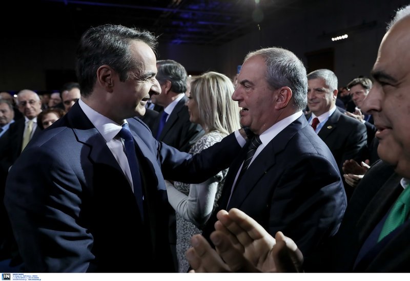 Θερμό τετ α τετ Κυριάκου Μητσοτάκη και Κώστα Καραμανλή