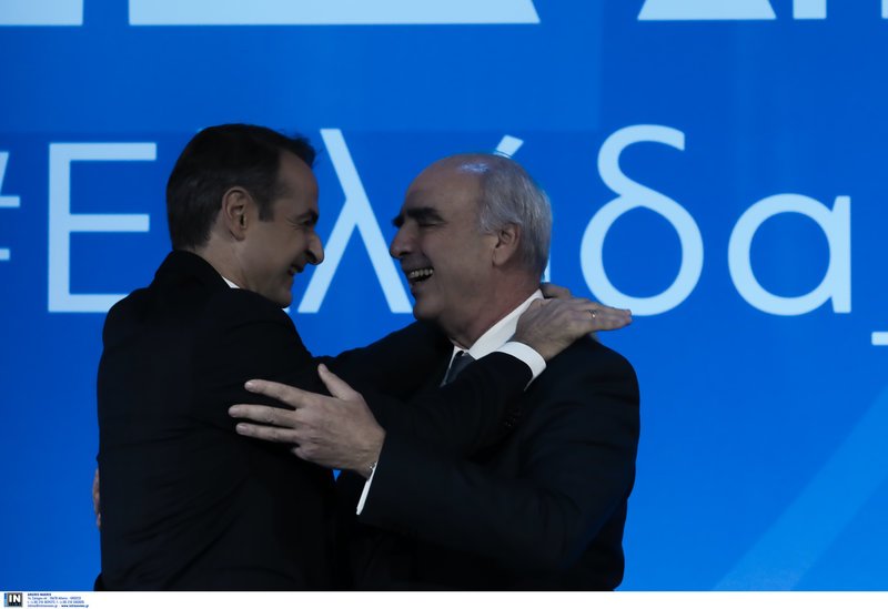 Ο Κυριάκος Μητσοτάκης αγκαλιάζεται με τον Βαγγέλη Μεϊμαράκη τον οποίο διαδέχθηκε στο βήμα του συνεδρίου της ΝΔ
