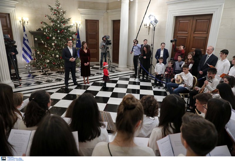 Κάλαντα στο Μέγαρο Μαξίμου από το Μουσικό Λύκειο Αλίμου -Φωτογραφία: Eurokinissi
