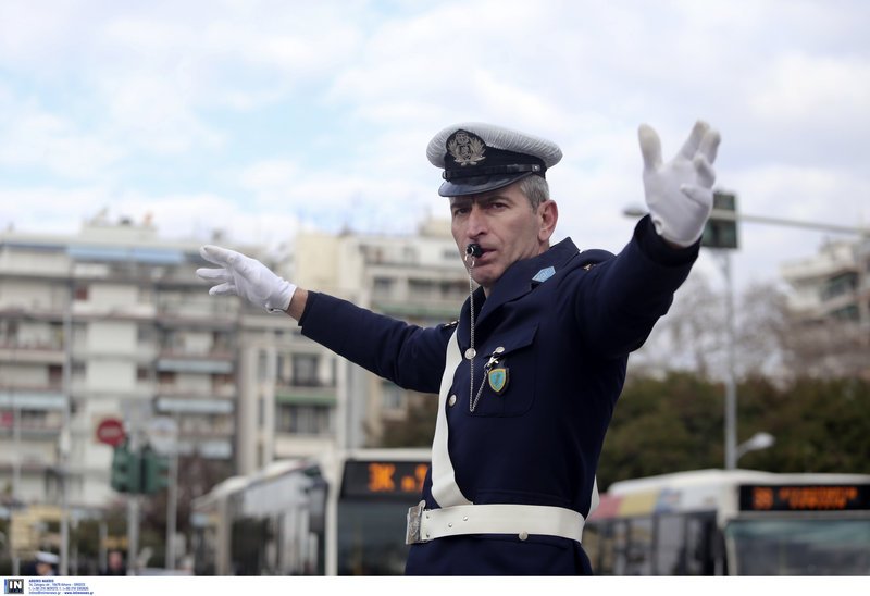 Οπως παλιά! Τροχονόμος μέσα σε βαρέλι ρυθμίζει την κίνηση στον Λευκό Πύργο [εικόνες] | iefimerida.gr 4