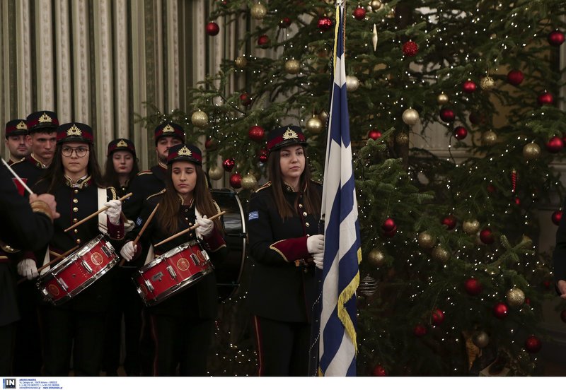Η μπάντα των Ενόπλων Δυνάμεων έψαλε τα κάλαντα στον Προκόπη Παυλόπουλο [εικόνες & βίντεο] | iefimerida.gr 0